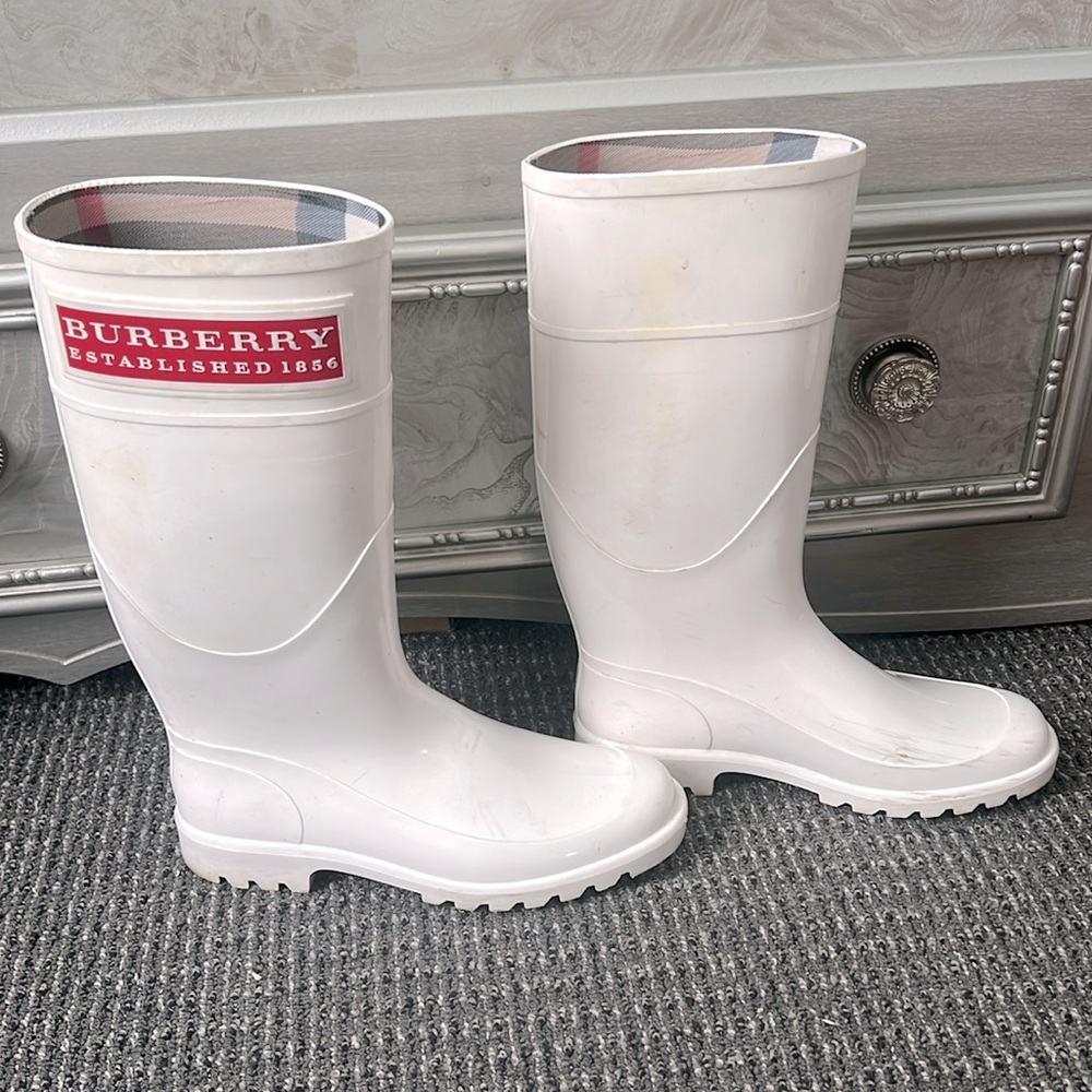 Burberry Rain Boots size (39) 8 in women